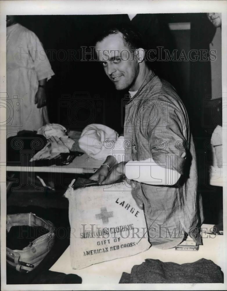 1944 Press Photo Some crew from US Destroyer at Tomkinsville, NY - nea47603 - Historic Images