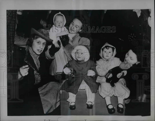 1946 Press Photo GI Ear Brides And Their Children Wait For Train - Historic Images