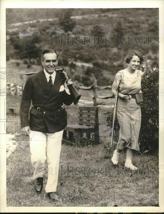 1934 Press Photo man and woman with rifles - nea45682 - Historic Images