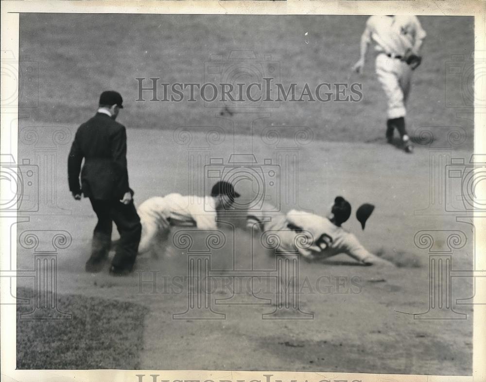 1944 Press Photo Boston Red Sox Catcher Roy Partee &amp; Yankees George Stirnweiss - Historic Images