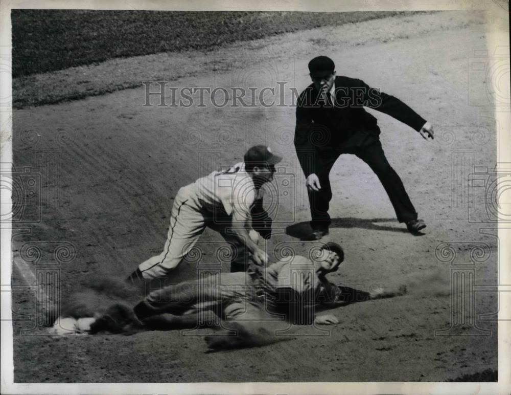 1944 Press Photo Cubs Al Kreitner out at 3rd vs Hugh Luby of Giants - Historic Images