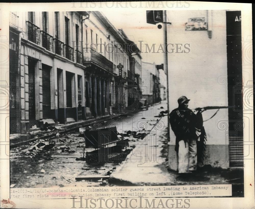 1948 Press Photo Columbian Soldier Guards Street To American Embassy After Riots - Historic Images