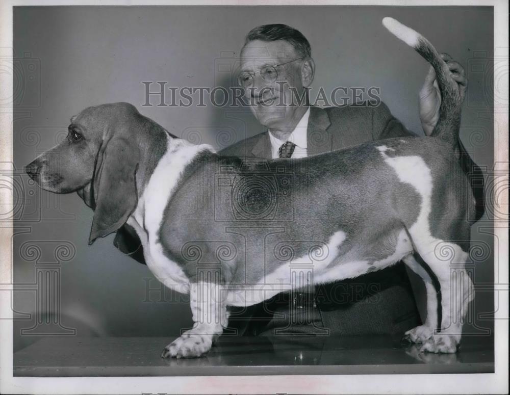 1961 Press Photo Charles Chalkley and his Basset Hound - Historic Images