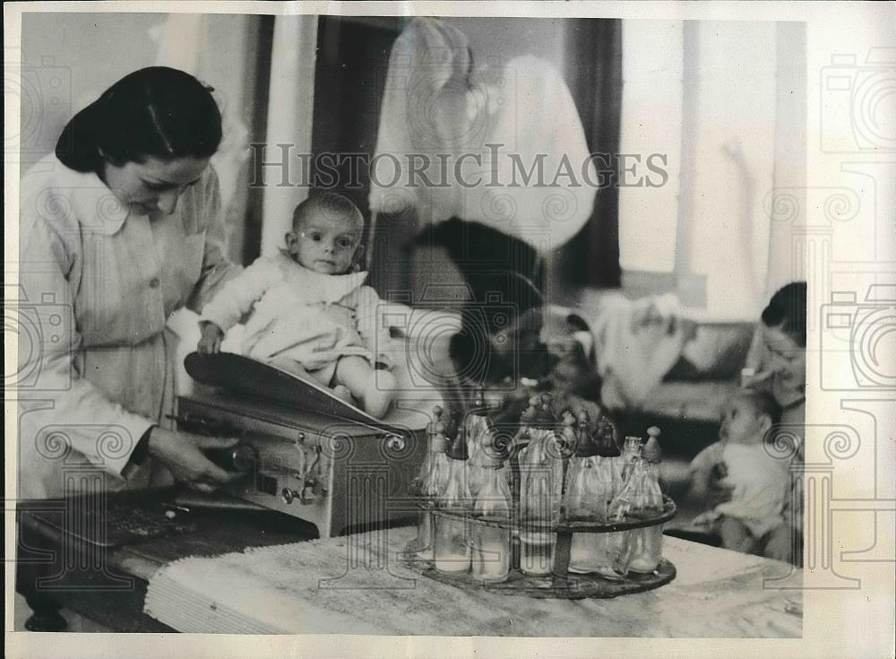 1941 Press Photo Nurse Tending To Child At Red Cross In France - Historic Images
