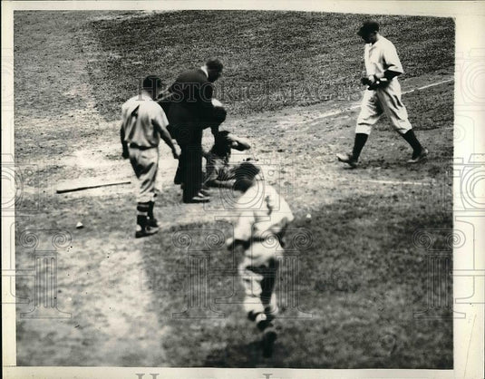 1935 Press Photo Milton Galatzer Indians Hit By Pitch From Johnny Allen Yankees - Historic Images