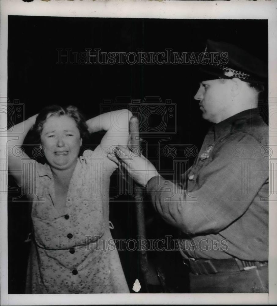 1944 Press Photo Philadelphia Marle Quigg hit by brick riding in car Police guar - Historic Images