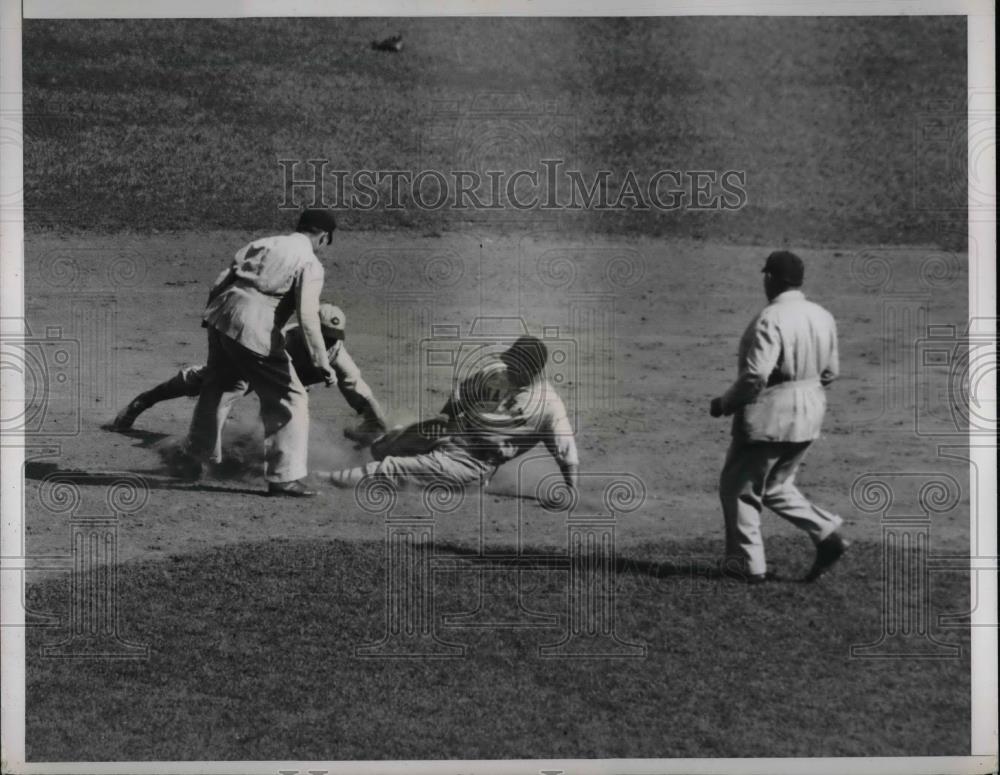 1935 Press Photo Gus Mancuso of Giants is Safe at Second - Historic Images