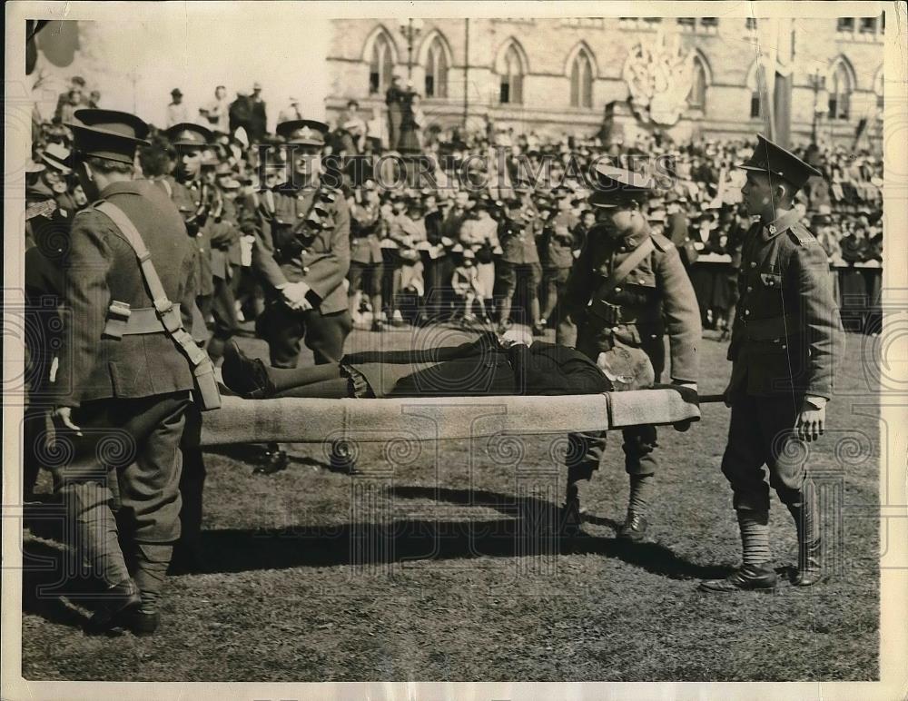 1939 Press Photo A elderly woman faints when seeing King George and Queen - Historic Images