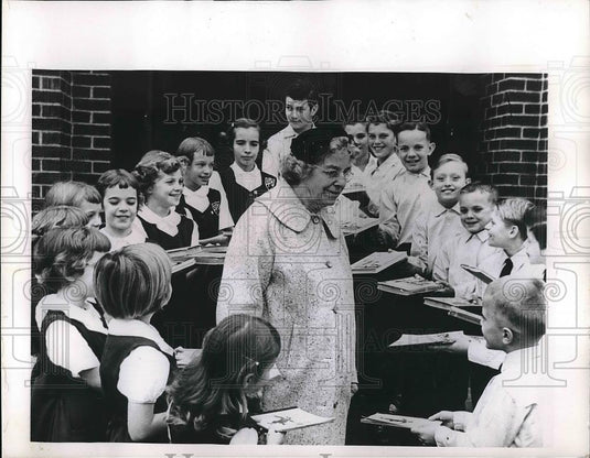 Press Photo Mrs. George Hall Sr. looking over her 22 grandchildren. - Historic Images
