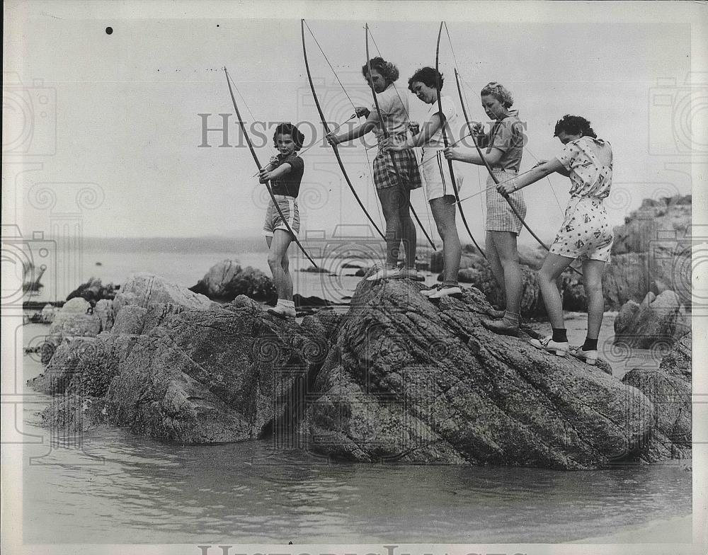 1934 Press Photo Monterrey High School Female Archers Practicing on Fish - Historic Images