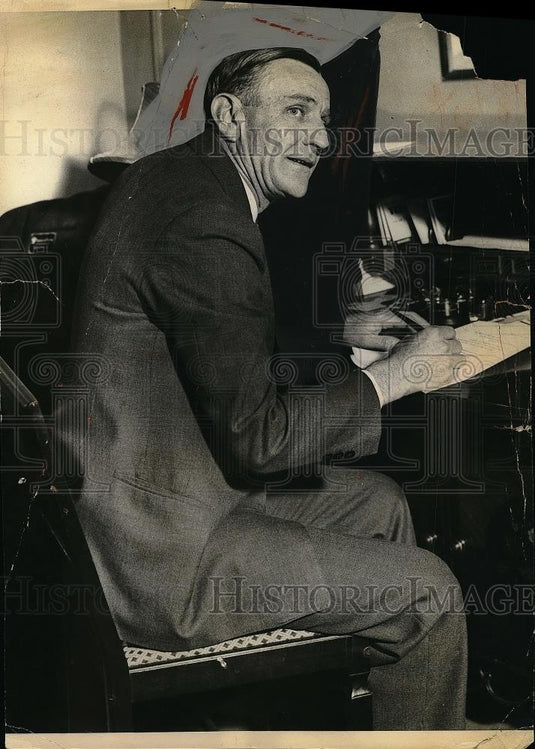 1934 Press Photo A man working at an office desk - nea46406 - Historic Images