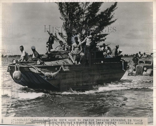 1947 Press Photo Duck Boats Rescuing Stranded Flood Victimes - nea48762 - Historic Images