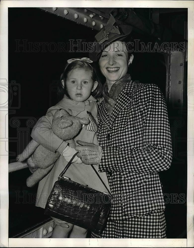 1941 Press Photo Florence Dr Monteerrier with her daughter, Mary Louise. - Historic Images