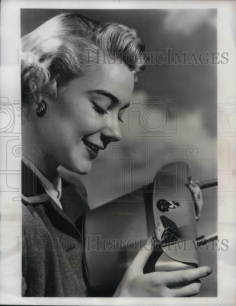 1954 Press Photo Model showing off a purse clip. - Historic Images