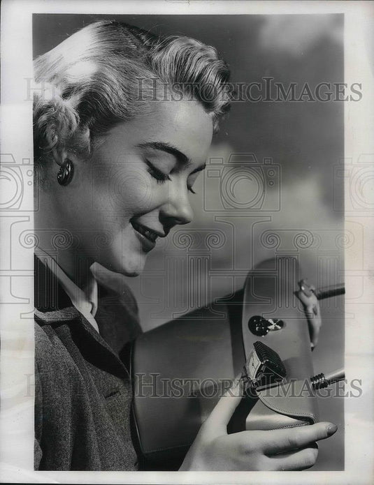 1954 Press Photo Model showing off a purse clip. - Historic Images