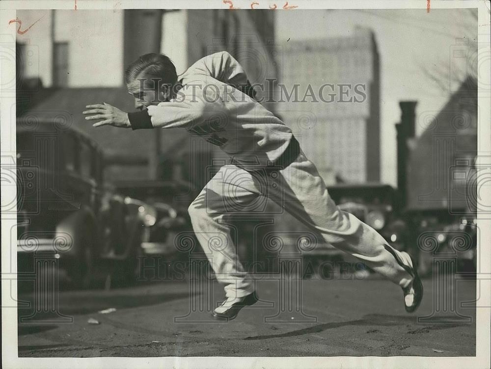 1931 Press Photo Track Star Dr. Paul Martin Demonstrating Starting Form - Historic Images