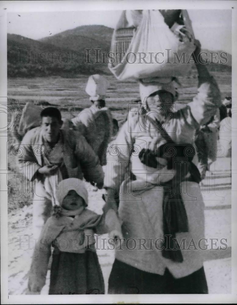 1950 Press Photo Family Walking - nea47486 - Historic Images