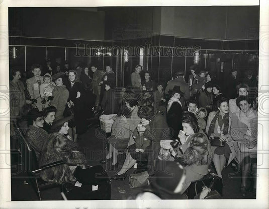 1946 Press Photo British war brides & babies arrive in NYC - Historic Images
