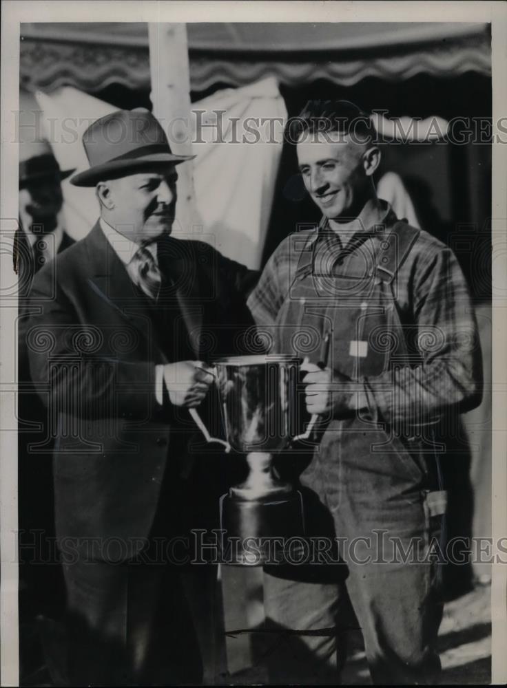 1937 Press Photo Howard Co, Ind Albert Hensler wins corn husking award, R Graham - Historic Images
