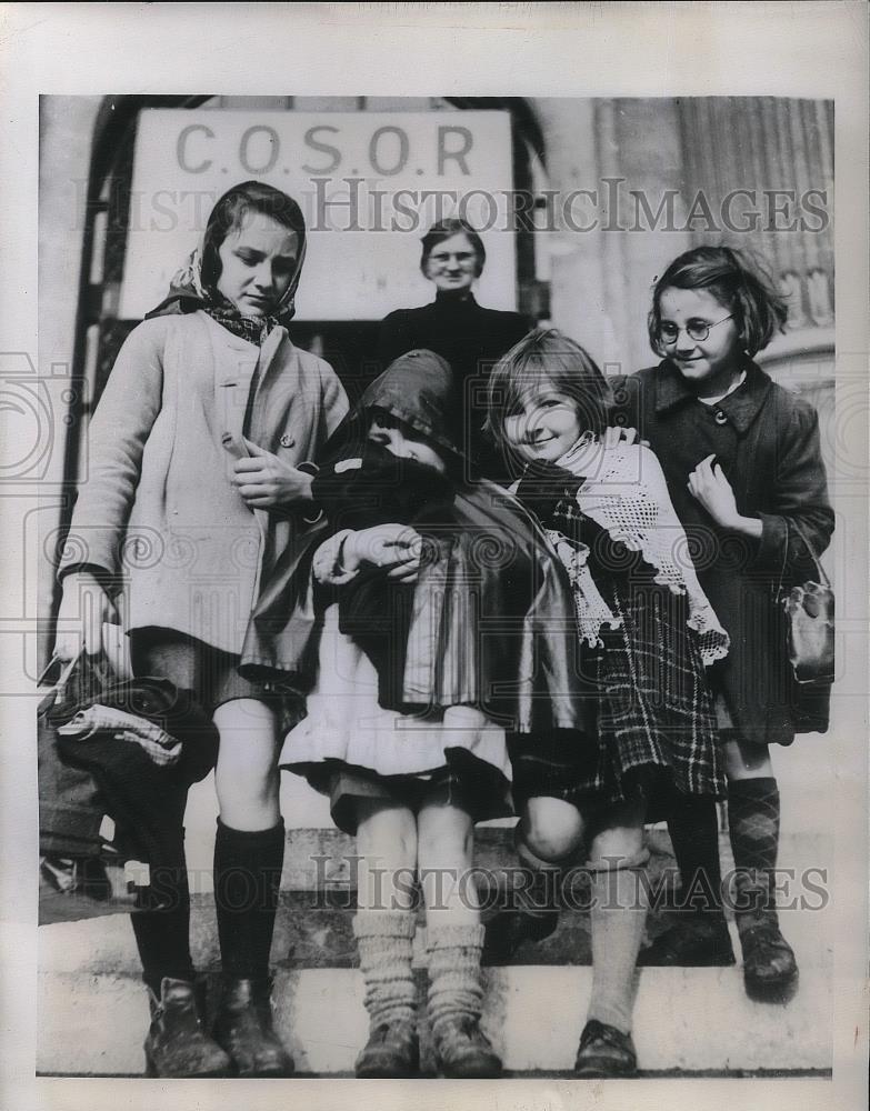 1946 Press Photo French children receiving clothes - nea35473 - Historic Images