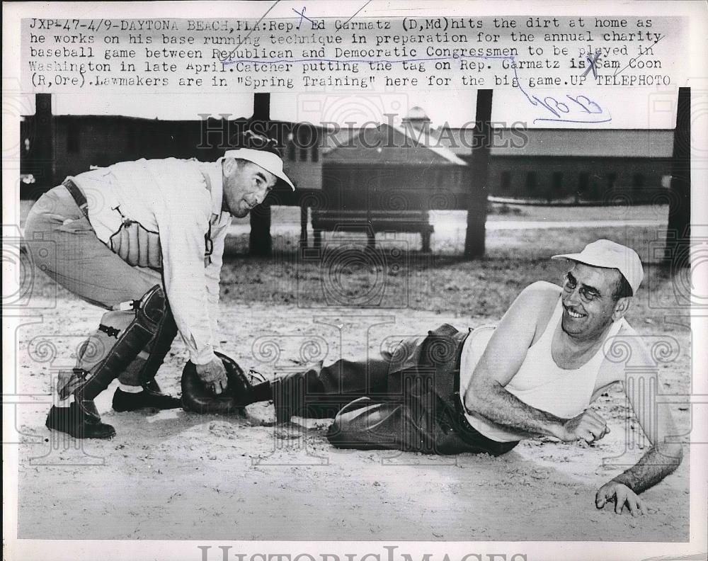 1953 Press Photo Ed Garmatz, Maryland, Catcher Sam Coon puts the tag - nea43214 - Historic Images