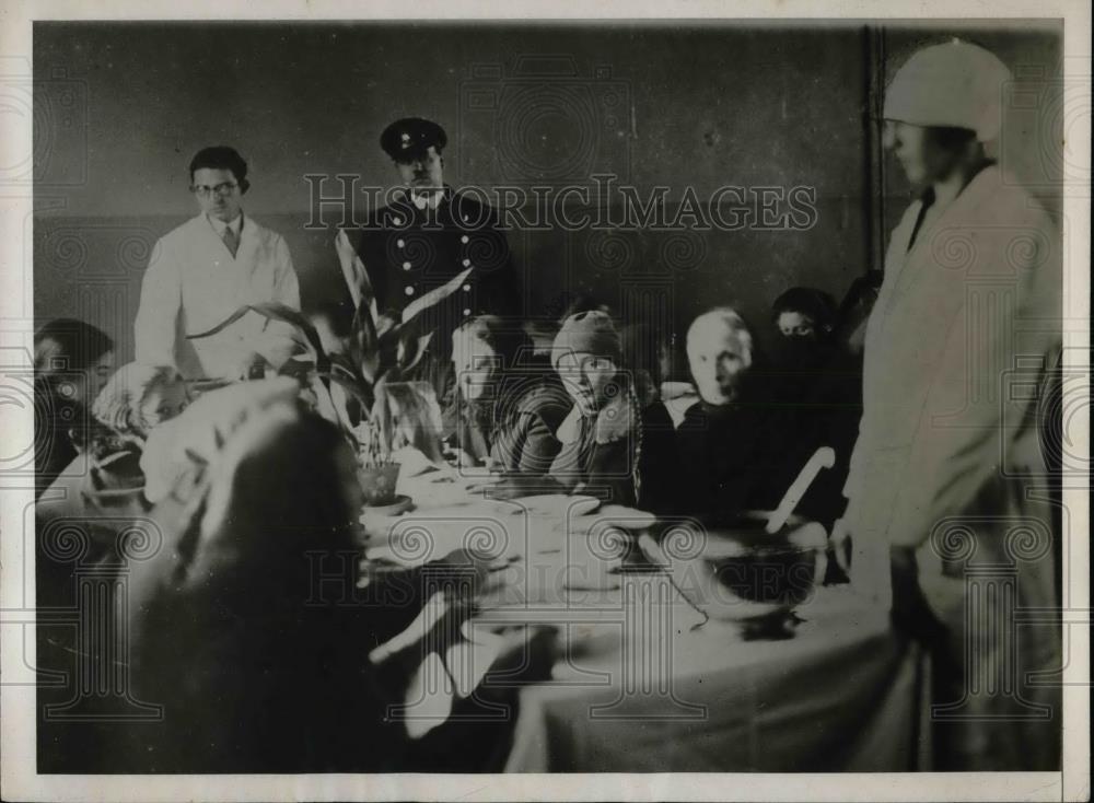 1929 Press Photo German Peasants in Russia Awaiting Transport to Canada - Historic Images