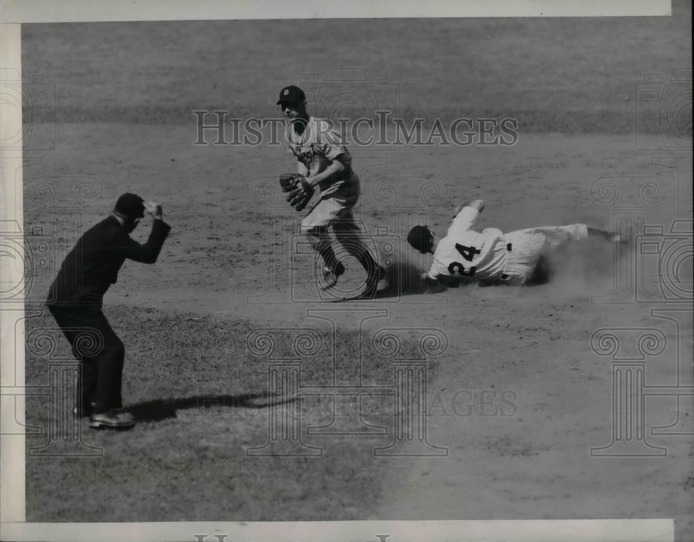1946 Press Photo Yankee Wm Johnson out at 2nd vs Tigers Jim Bloodworth - Historic Images