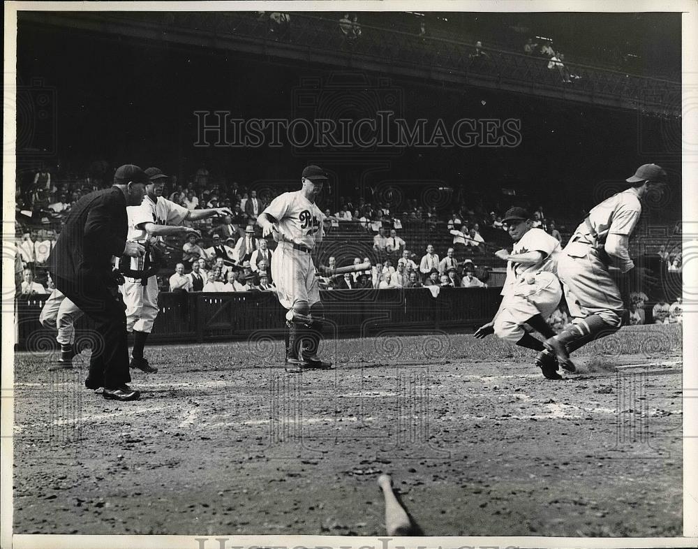 1936 Press Photo Pinky Whitney Slides Home Hit by Ball Gus Mancuso Giants MLB - Historic Images