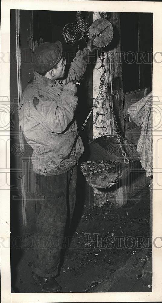 1946 Press Photo Ice &amp; Coal Dealer Bob Lucey Measuring 30 Pound Coal Stock - Historic Images