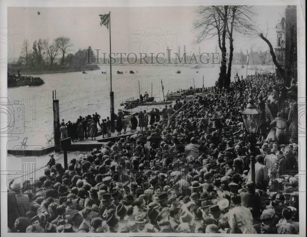 1938 Press Photo Crowd Watches Oxford Crew Beat Cambridge At Hammersmith England - Historic Images