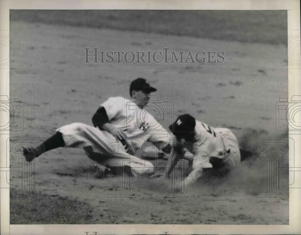 1945 Press Photo Joe Kuhel stealing a base from Joe Buzas of the Yankees - Historic Images