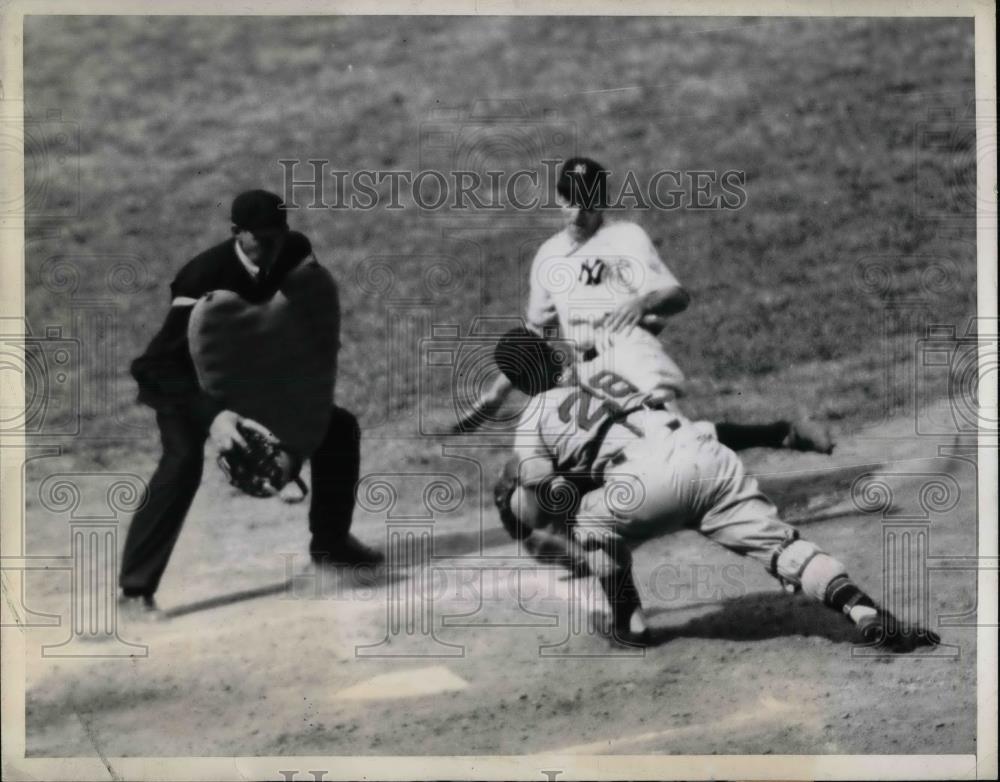 1944 Press Photo Walter Dubiel Pitcher Yankees Out At Home George Susce Indians - Historic Images