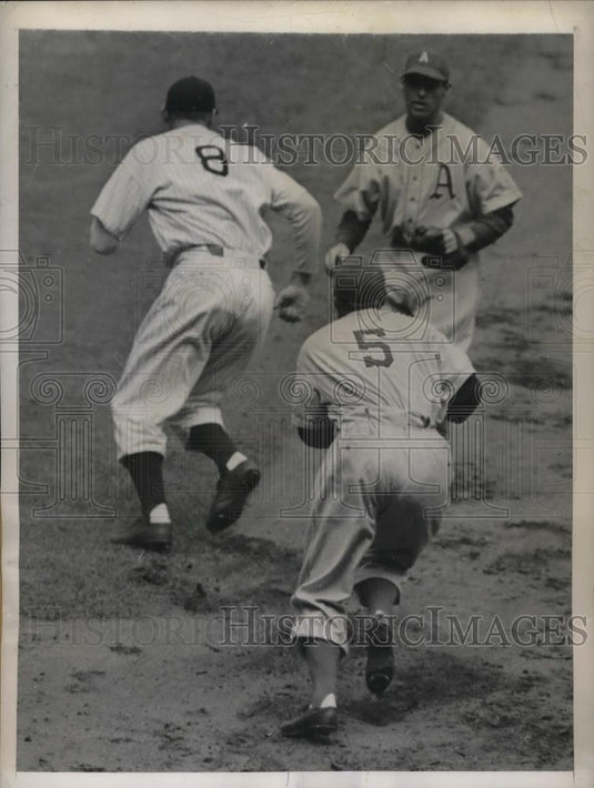1945 Press Photo Johnny LIndell Yankees Dick Siebert Irvin Hall Athletics MLB - Historic Images