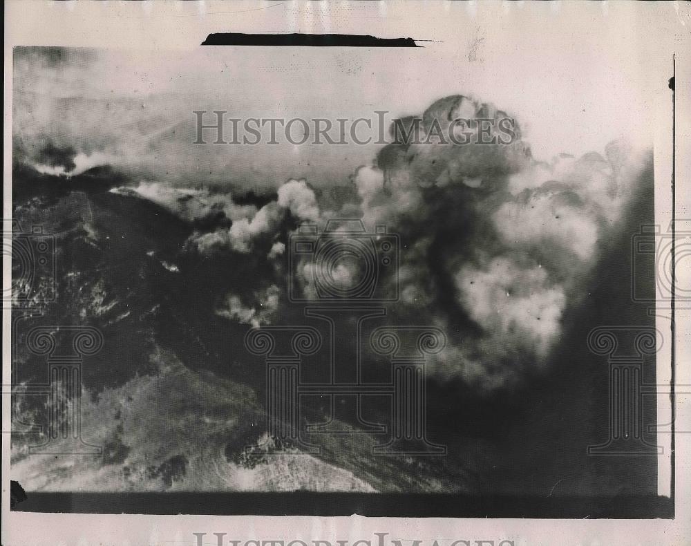 1929 Press Photo View Of Huge Oil Fire By Sulphur Mountain - nea60555 - Historic Images