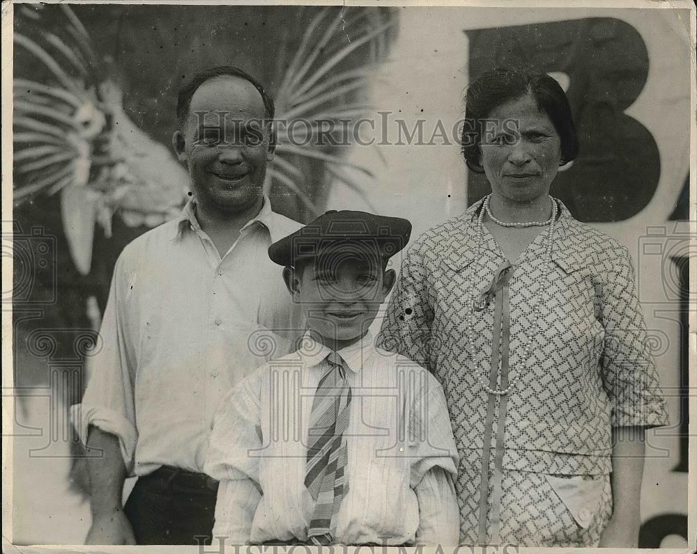 1927 Press Photo Dan Chaudres With His Wife And Son - nea55969 - Historic Images