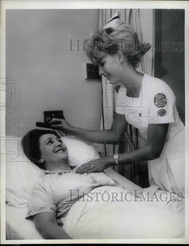 1965 Press Photo Model Flyer Champion Twister Nurse Carleen Jones &amp; Erika Geyer - Historic Images