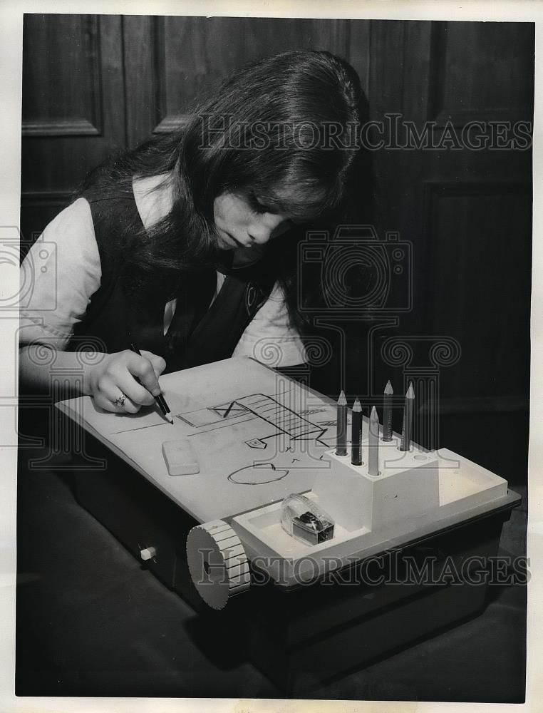 1963 Press Photo Artist Patty Stephenson drawing a picture - nea57063 - Historic Images