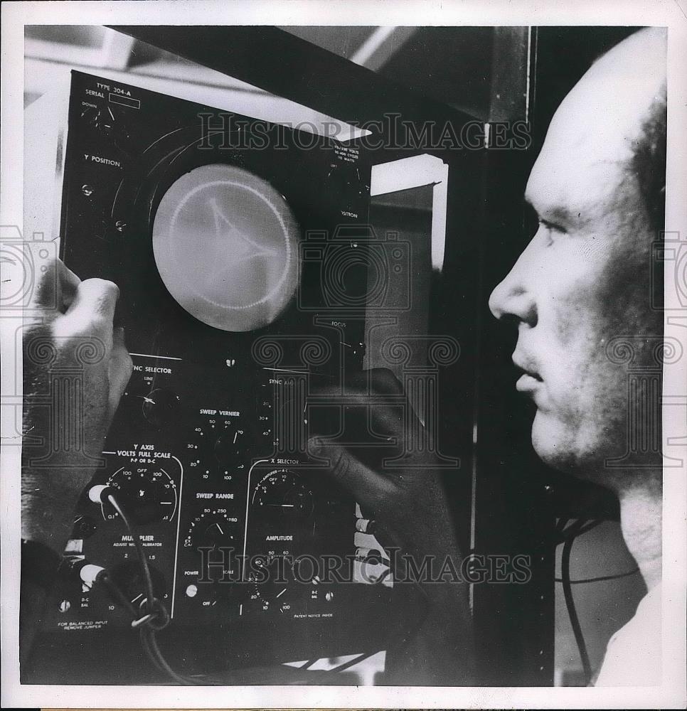 1955 Press Photo J. H. Felker, Engineer, operating the oscilloscope - Historic Images