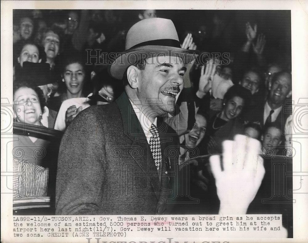 1948 Press Photo Gov. Thomas E. Dewey at the airport - nea56036 - Historic Images