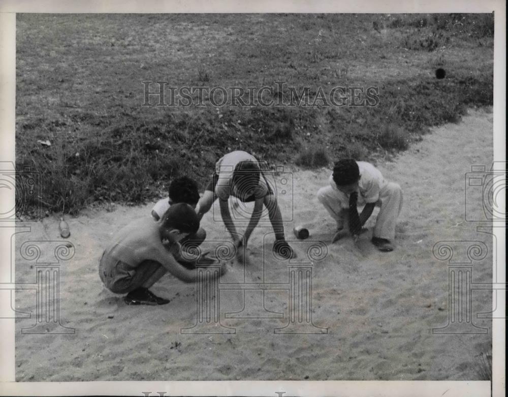 1939 Press Photo Children playing in sand trap of golf course - Historic Images