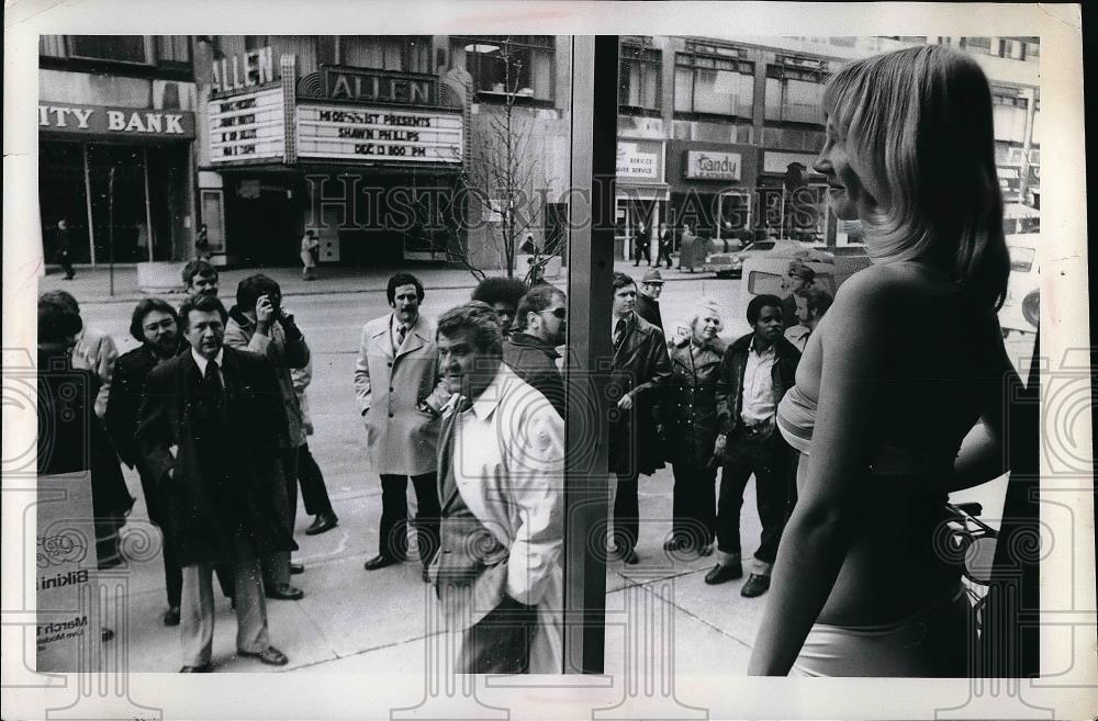 1976 Press Photo Crowd Looks At Bikini Clad Woman In Hanna Pharmacy Window - Historic Images