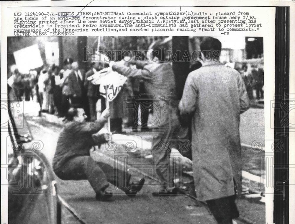 1957 Press Photo Communist Sympathizer &amp; Anti Red Demonstrator - Historic Images