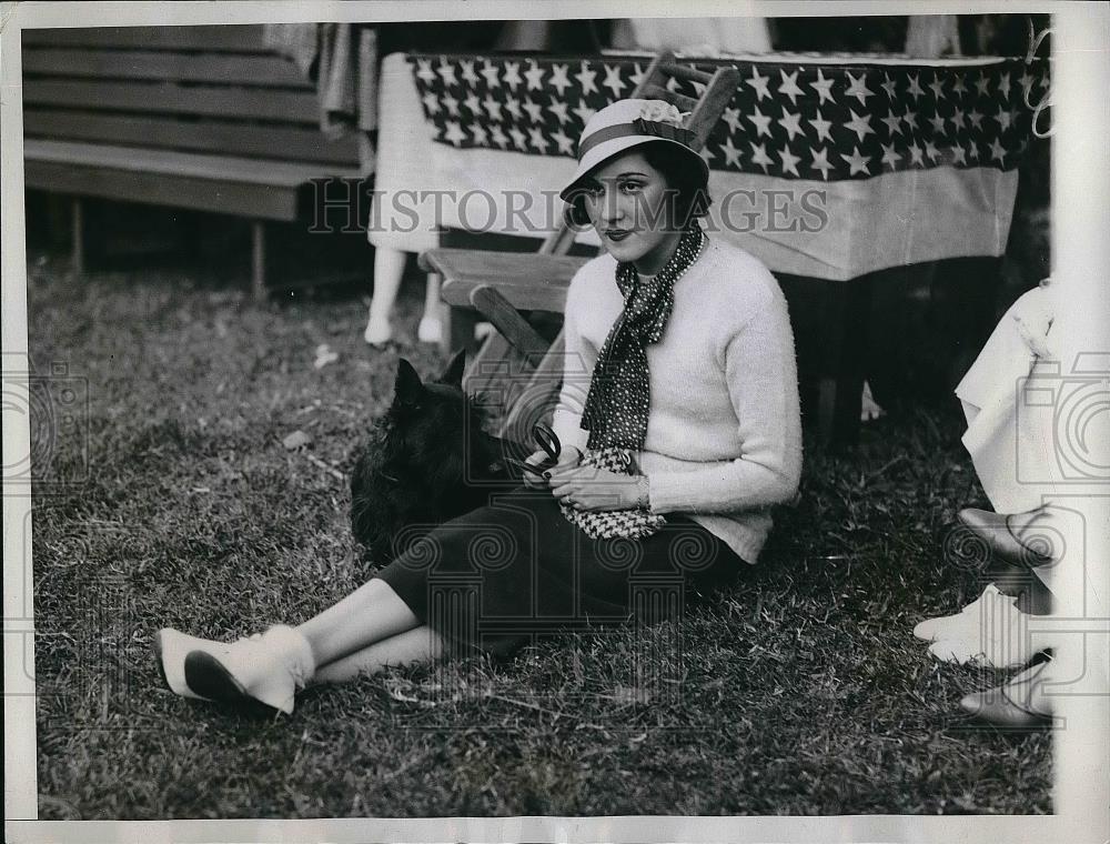 1934 Press Photo Mrs. M. Dorland Doyle at street fair - Historic Images