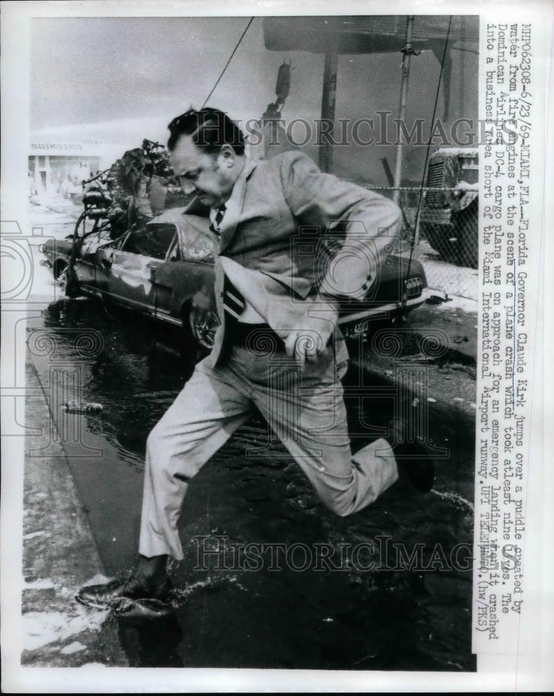 1969 Press Photo Florida Governor Claude Kirk at Plane Crash Scene - Historic Images