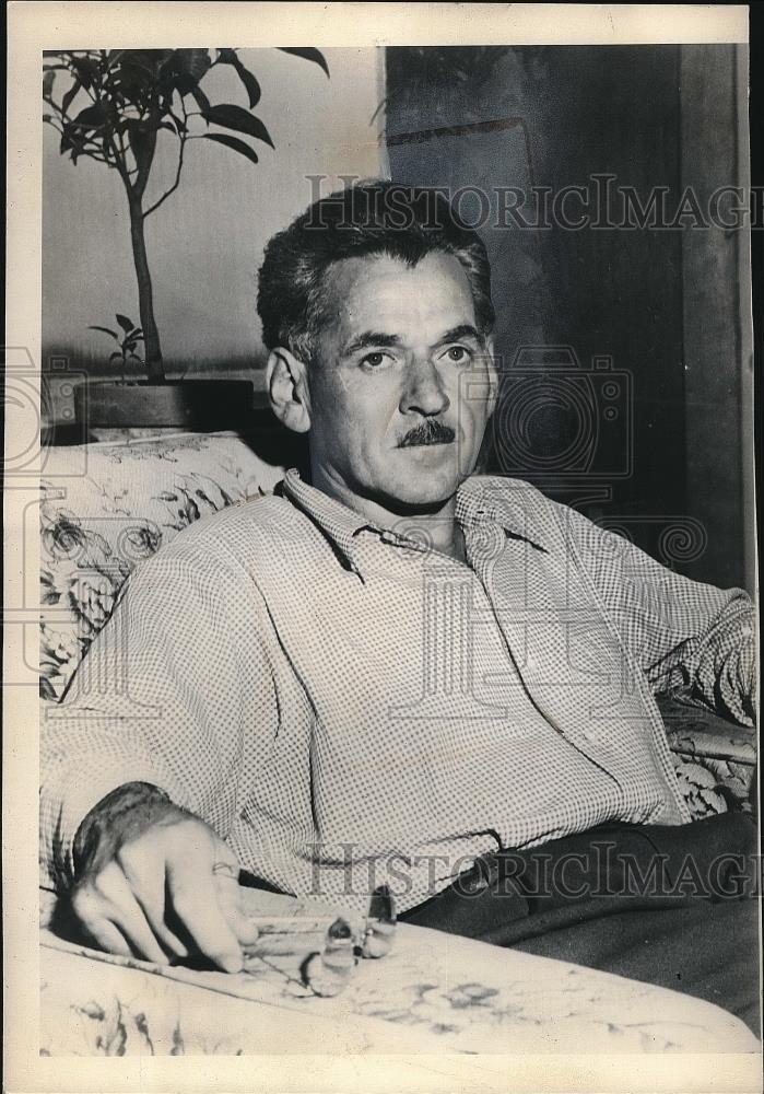 1948 Press Photo Nathan G. Silvermaster Relaxing At His Home In Philadelphia - Historic Images