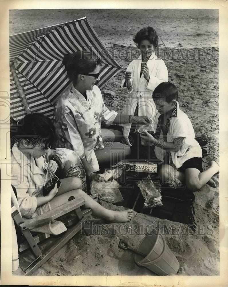 1962 Press Photo Sipping drinks at the beach, Lion Packaging Products - Historic Images