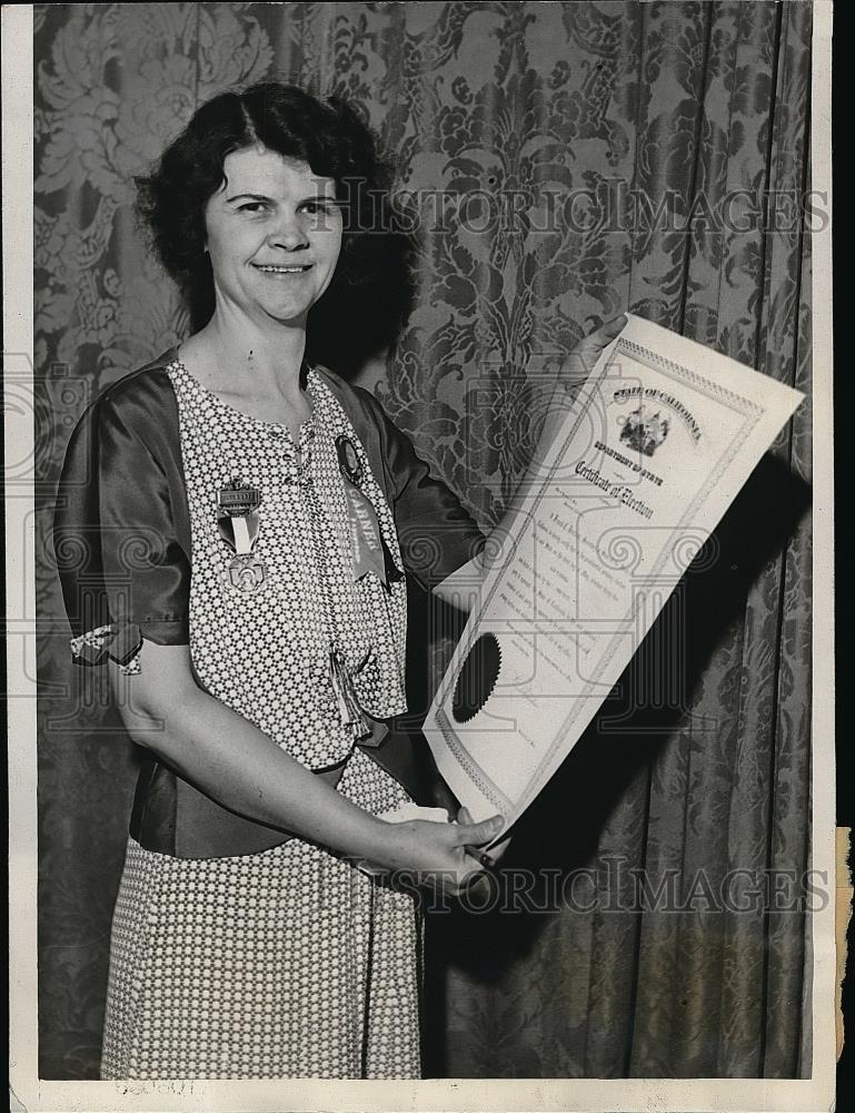 1932 Press Photo Mrs John Meyer Sterling showing her credentials to vote - Historic Images
