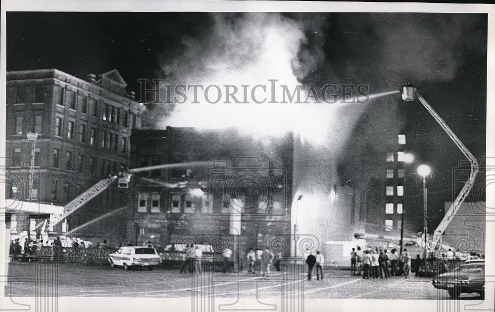 1976 Press Photo Fire Fighters Battle A Blaze At A Multi-Story Building - Historic Images