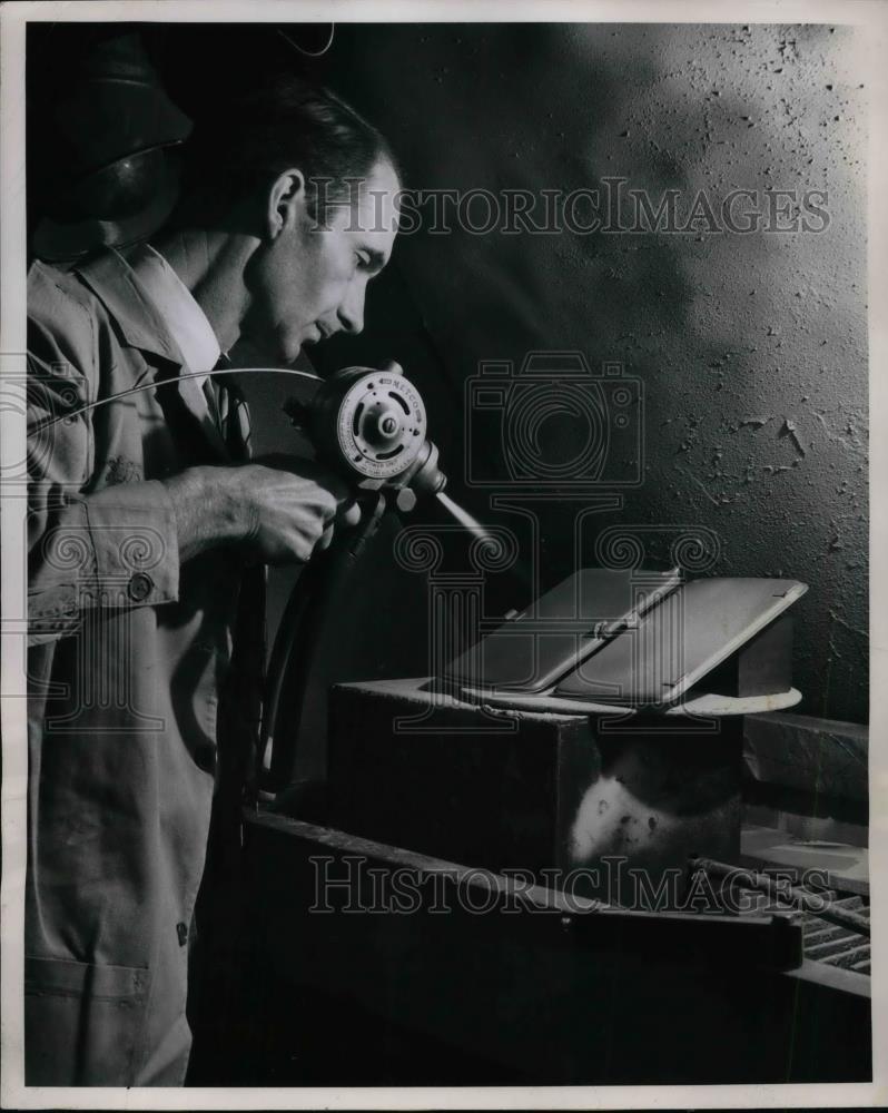 1949 Press Photo O K Barnes Sprays Molten Steel On Worn Steel Parts - nea59189 - Historic Images