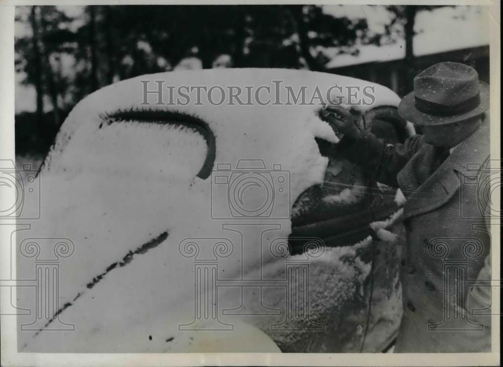 1938 Press Photo Motorist Scrapes Off Snow Blanket In St. Paul After Blizzard - Historic Images